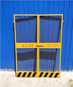 施工电梯防护门的安全规范(图1)